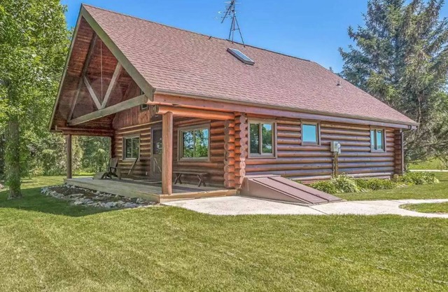 Lake Winnebago waterfront 3 bedroom Log home on a private lot with a great view!