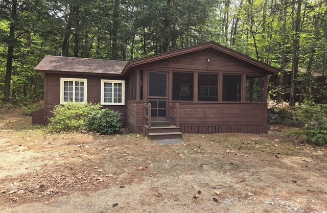Lake Winni 2 bedroom cottage with large sandy beach and use of small boats