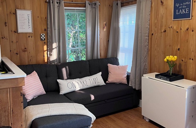 Lake Winnie Waterfront cottage w/ sandy beach, short walk to best spots in town!