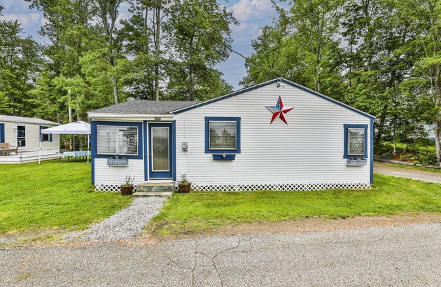 Lake Winnisquam Waterfront Camp Dog Friendly with Large Yard to Play!
