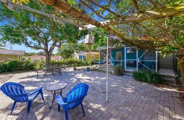 Lake Worth Historic District - 2/1 w outdoor patio - close to everything