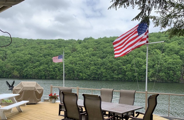 Lake Zoar cozy 2 Bedroom 1 Bath cottage