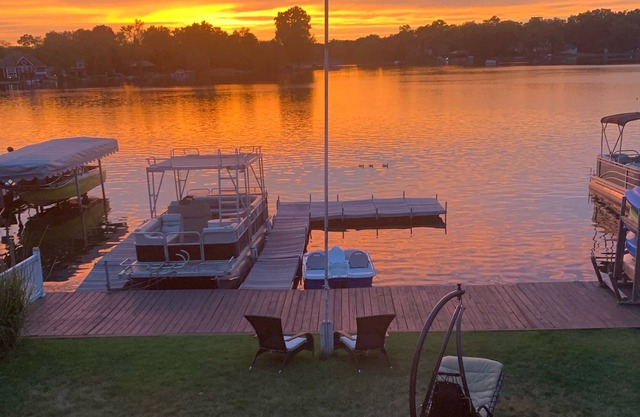 Lakefront Cozy Cottage on Cooley Lake with beautiful views and dock.