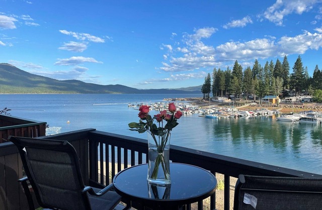 Lakefront Cabin, Boat Slip, King Bed, Seasonal Beach & Great View!