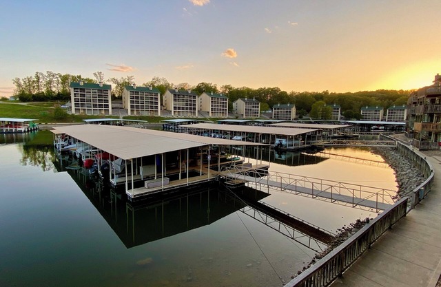 Lakefront 2 Bed2 Bath / 2 Pools, Whirlpool / KEINE REINIGUNGSGEBÜHREN / FREE WIFI