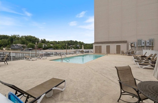 Lakefront 2 Bedroom Condo Close to Amphitheater