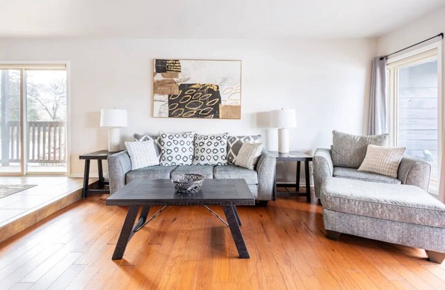 Lakefront 2B/2B Minutes from downtown!