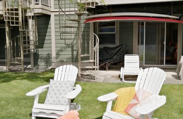 Lakefront 2bdr/3bed Mountain View Property w/Beach