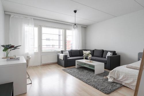 Lakefront 2BR Home with Sauna near Railway Station & Downtown