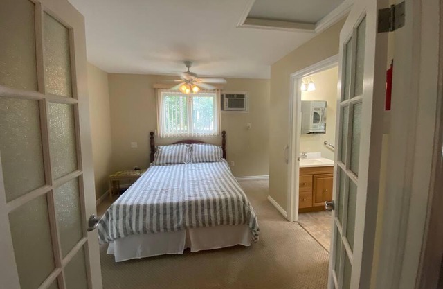 Lakefront 3 Bedroom Cottage on quiet dead-end street