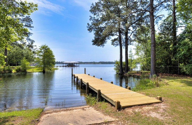 Lakefront 3-bedroom home with private dock and ramp on Lake Marion, Manning, SC