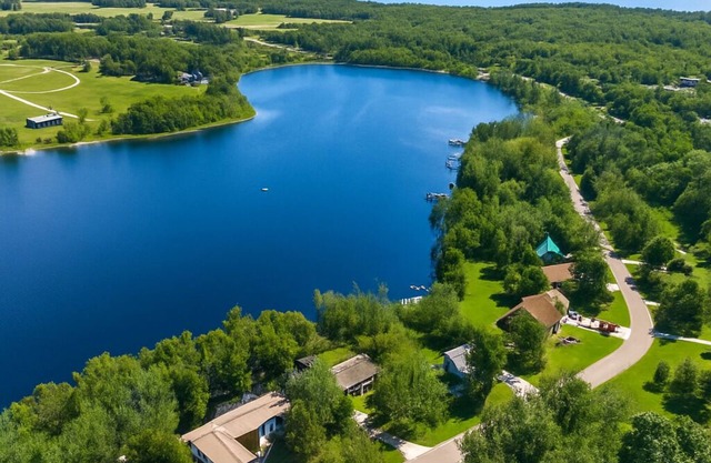 Lakefront 3-Bedroom Retreat on Susan Lake – 5 Mins in Charlevoix