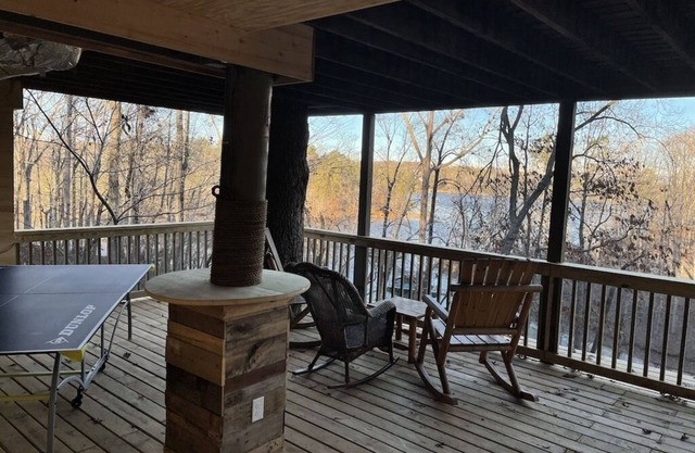 Lakefront 3 bedroom cabin on Lake Lanier, near Gainesville Marina