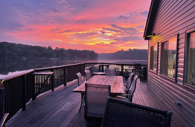 Lakefront 3-bedroom Lodge in Hot Springs Arkansas, directly on Lake Catherine!!