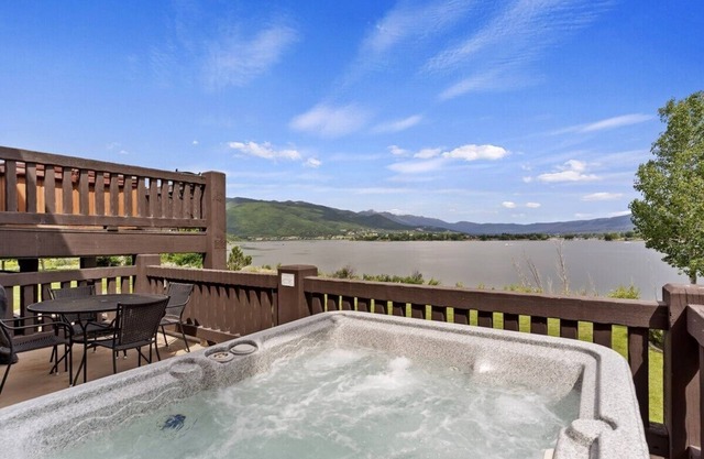 Lakefront 3 Bedroom Condo with Private Hot Tub