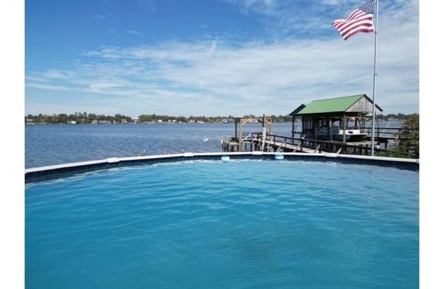 Lakefront 4-bedroom/2 BA, Sleeps 10 , private pool and pier. + VIEW !