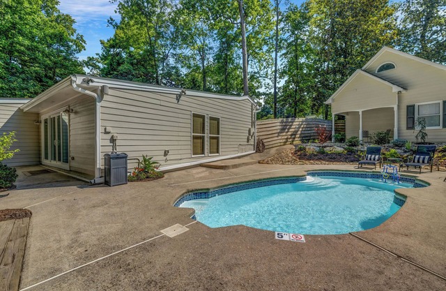 Lakefront 4 BR with Pool + Swim Dock – Entire Home in Buford, GA