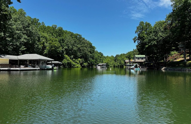 Lakefront 4BR, Private Dock, Fire Pit, Internet, Kayaks, game room, quiet cove