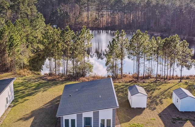 Lakefront 4BR Retreat Near Kings Bay Modern & Remote Work Ready