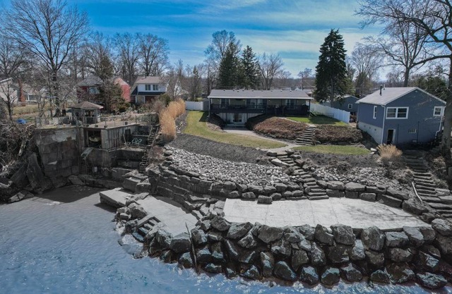 Lakefront 5 Bedroom Vacation Home - Sleeps 12!