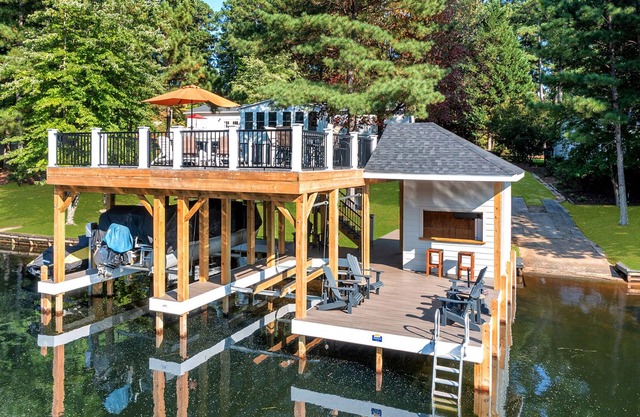 Privatboot RAMP - 5 Schlafzimmer Haus am See, tiefes Wasser in einer ruhigen Bucht