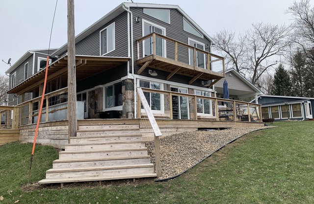 Lakefront 6 Bedroom Home on Beautiful Nettle Lake with Outdoor Tiki Bar !!