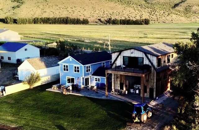 Lakefront 7 bed/3 bath home in Beautiful Bear Lake