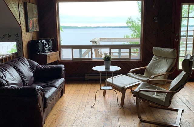 Lakefront 7-Bedroom Cottage