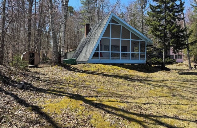 Lakefront A-Frame Sauna, hot tub