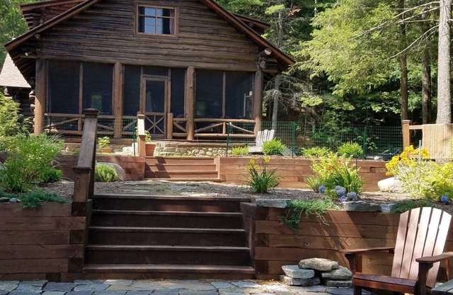 Lakefront Adirondack Blockhaus