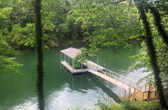 LakeFront Full View -Allatoona w/Dock,sleeps10adults/2 kids-7miles to LakePoint!