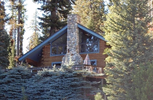 Alpine Blockhütte am See mit eigenem Dock am Payette Lake
