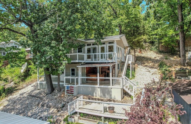 LAKEFRONT AND NEWLY RENOVATED! SLEEPS 12!