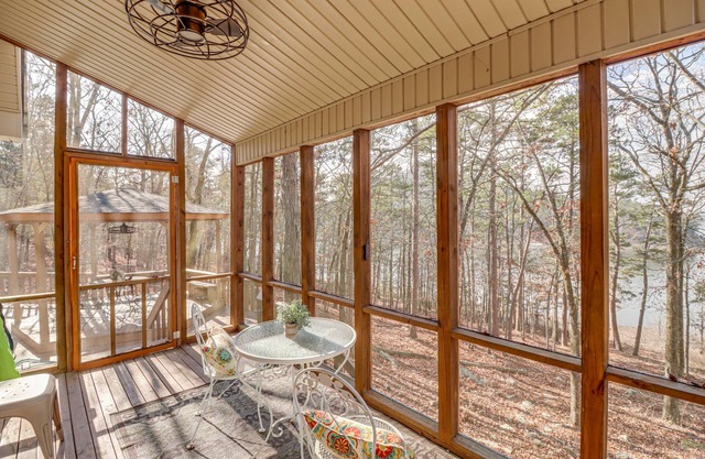 Lakefront Arkansas Home w/ Deck, Grill & Cornhole!