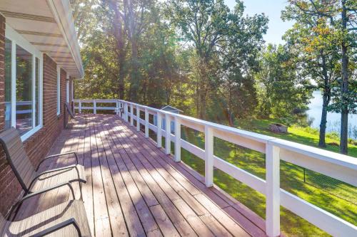 Lakefront Arkansas Escape with Grill, Dock and Kayaks!