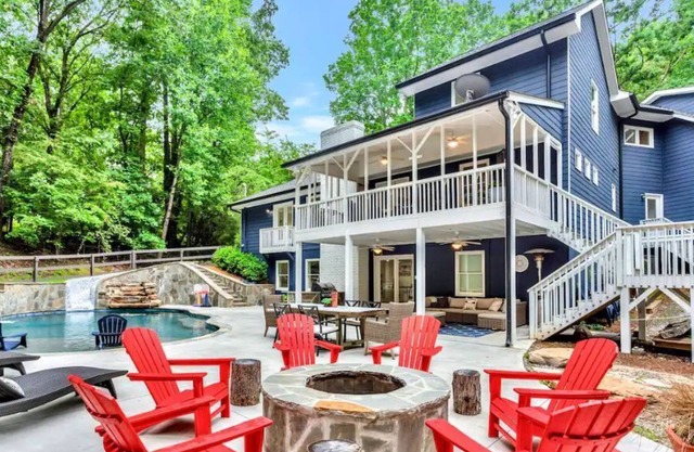 Stunning Lake House with heated pool private dock, gym,🔥pit perfect for getaway
