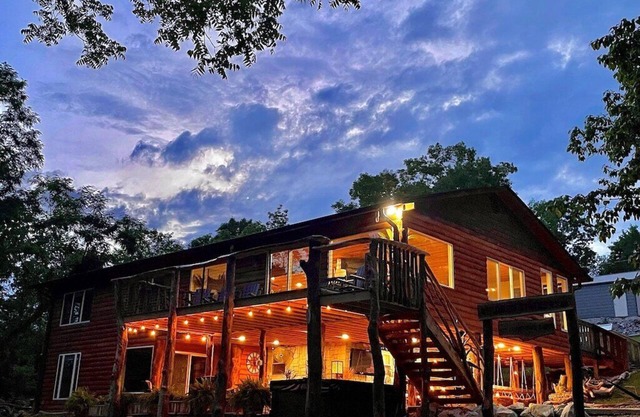 Lakefront, 6bdrm, Hot Tub, beach, fire pits, kayaks, 24’ outdoor Bar! sxs trails