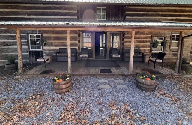 Lakefront Cabin - 3BR 2BA - All Season Lake Views!