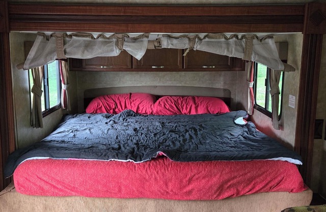 Lakefront cabin and camper for 2 adults. Weekly rental Friday 4pm to Friday 11am