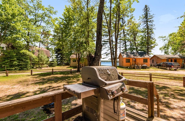 Lakefront cabin at Scott’s Twin Lake Resort with swimming beach, docks & firepit