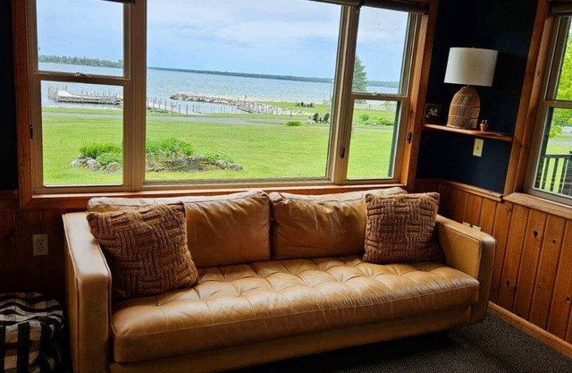 Lakefront Cabin in Hessel (Main Cabin)