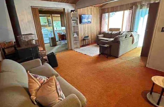 Lakefront cabin -lovely views, peaceful retreat, perfect for a relaxing getaway