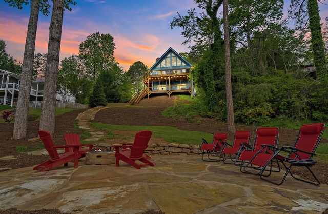 Lakefront Cabin on Lake Keowee. Kayaks, paddle boards, modern & cozy!