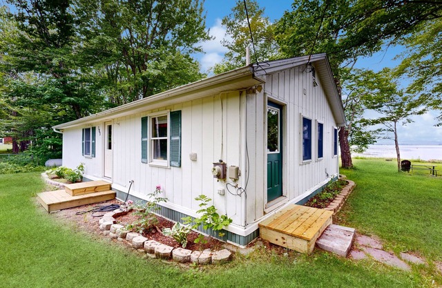 Lakefront cabin on North Pond with private beach & dock