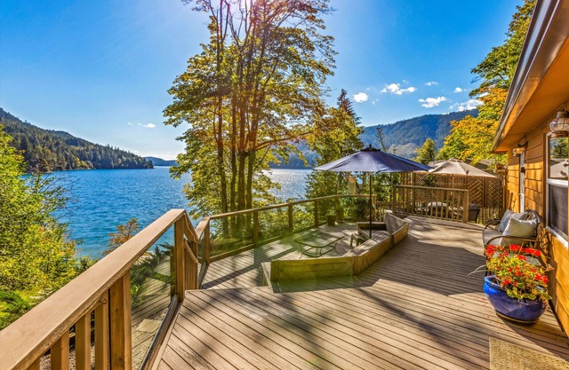 Lakefront Cabin. Private Dock. Spacious Deck.