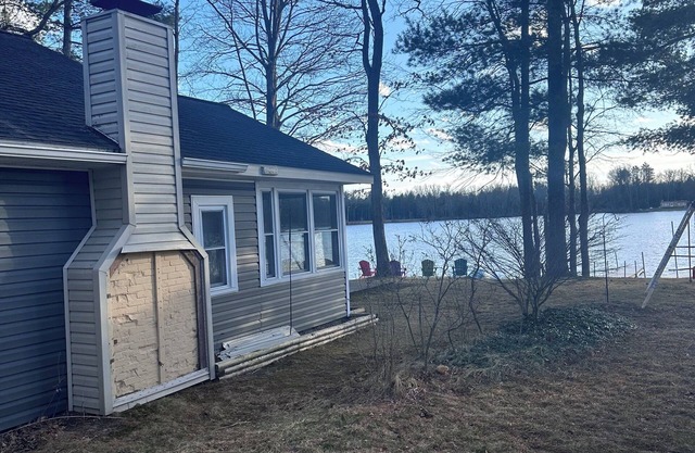 Lakefront cabin, sandy swim area, close to lots of unique attractions!