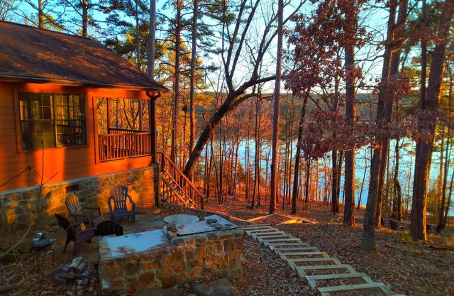 Lakefront Cabin mit Bade-, Angel- und Bootsfüßen vom privaten Deck entfernt