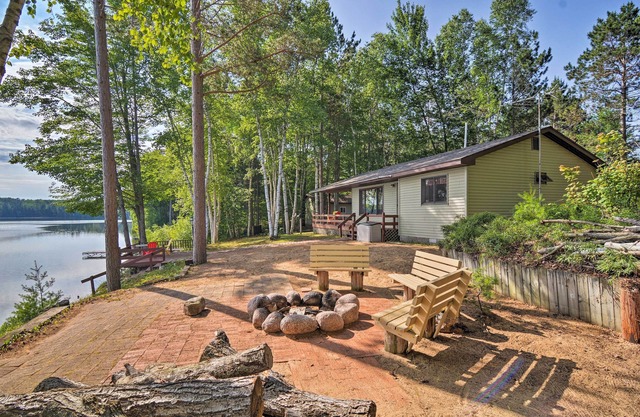 Lakefront Manistique Cabin mit eigenem Dock + Feuerstelle
