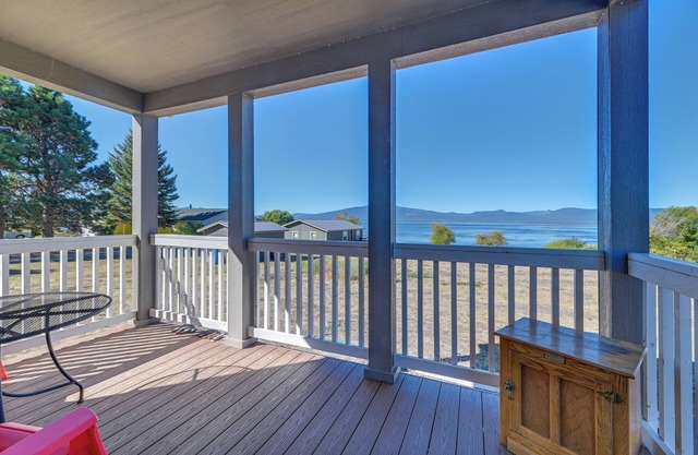 Lakefront Cabin w/ Water & Mtn Views in Chiloquin