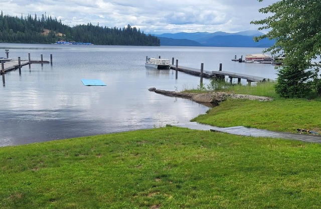 New Lakefront Cabin with Boat Slip on beautiful Priest Lake!